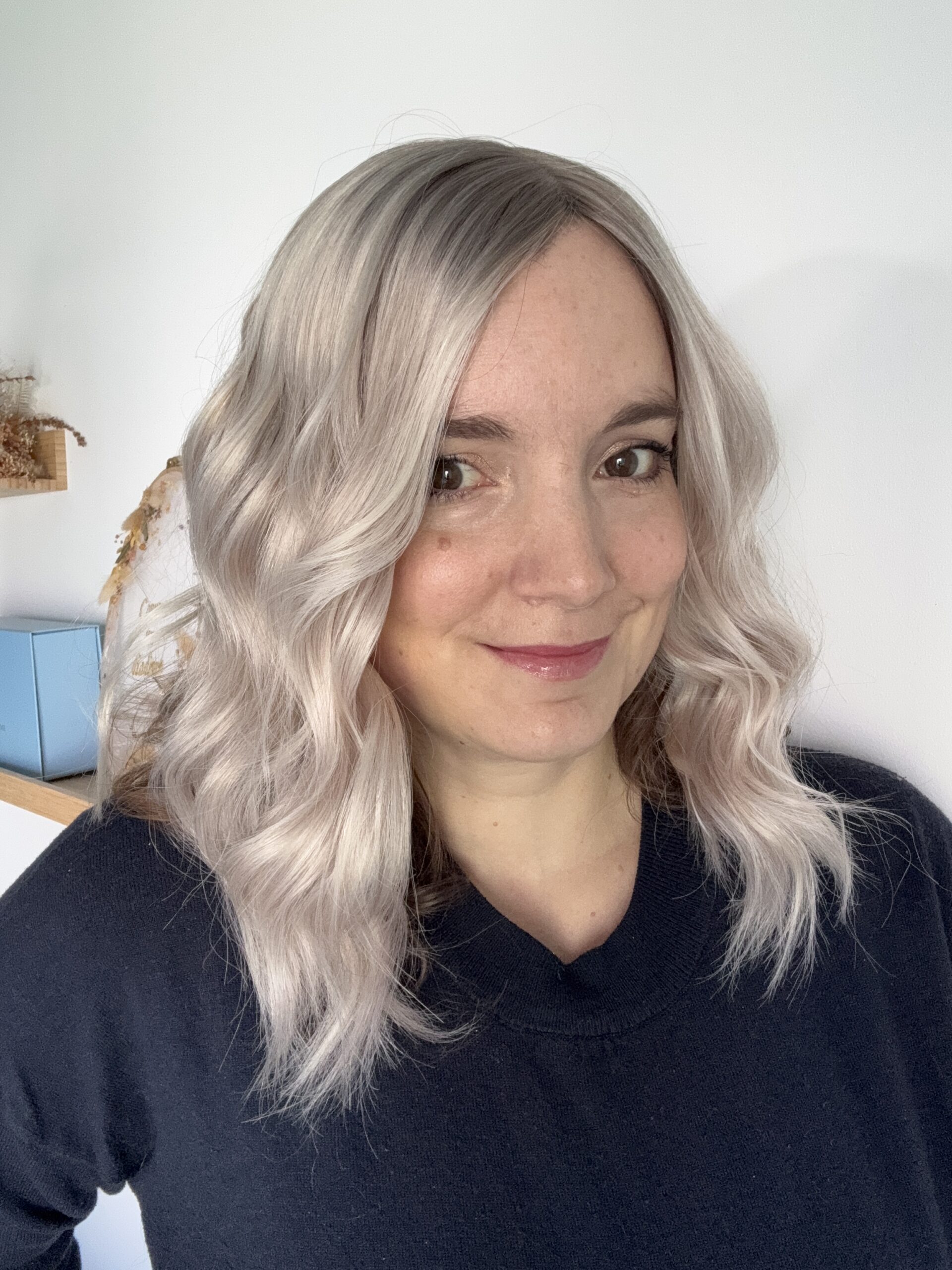 Volumateur capillaire en cheveux gris blanc pour densifier la chevelure en cas d'alopécie androgénétique ou perte de densité