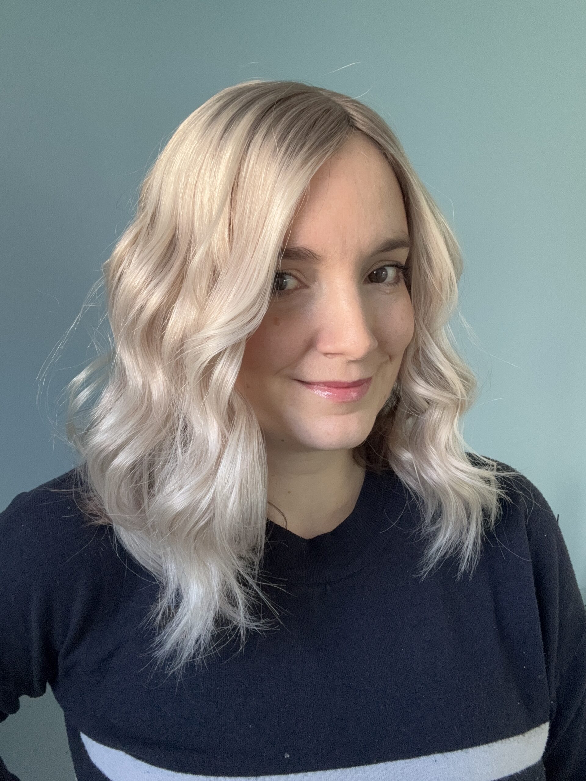 Volumateur capillaire en cheveux gris blanc pour densifier la chevelure en cas d'alopécie androgénétique ou perte de densité