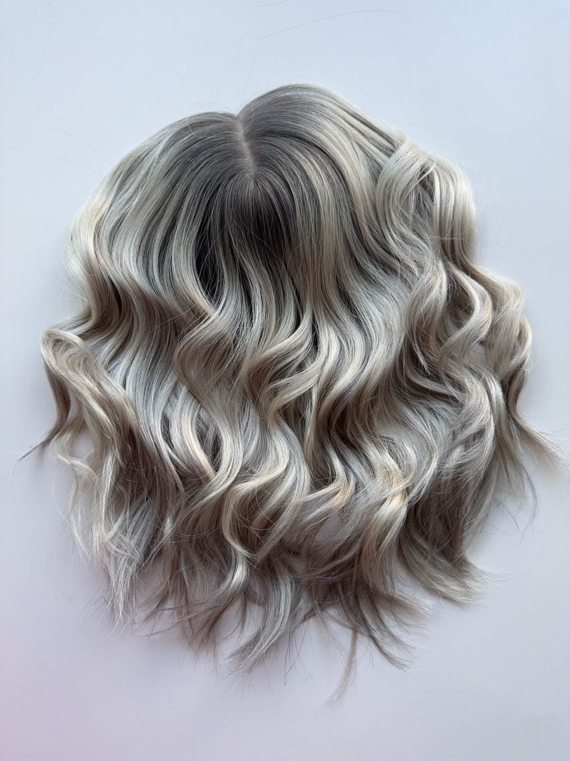 Volumateur capillaire en cheveux gris blanc pour densifier la chevelure en cas d'alopécie androgénétique ou perte de densité