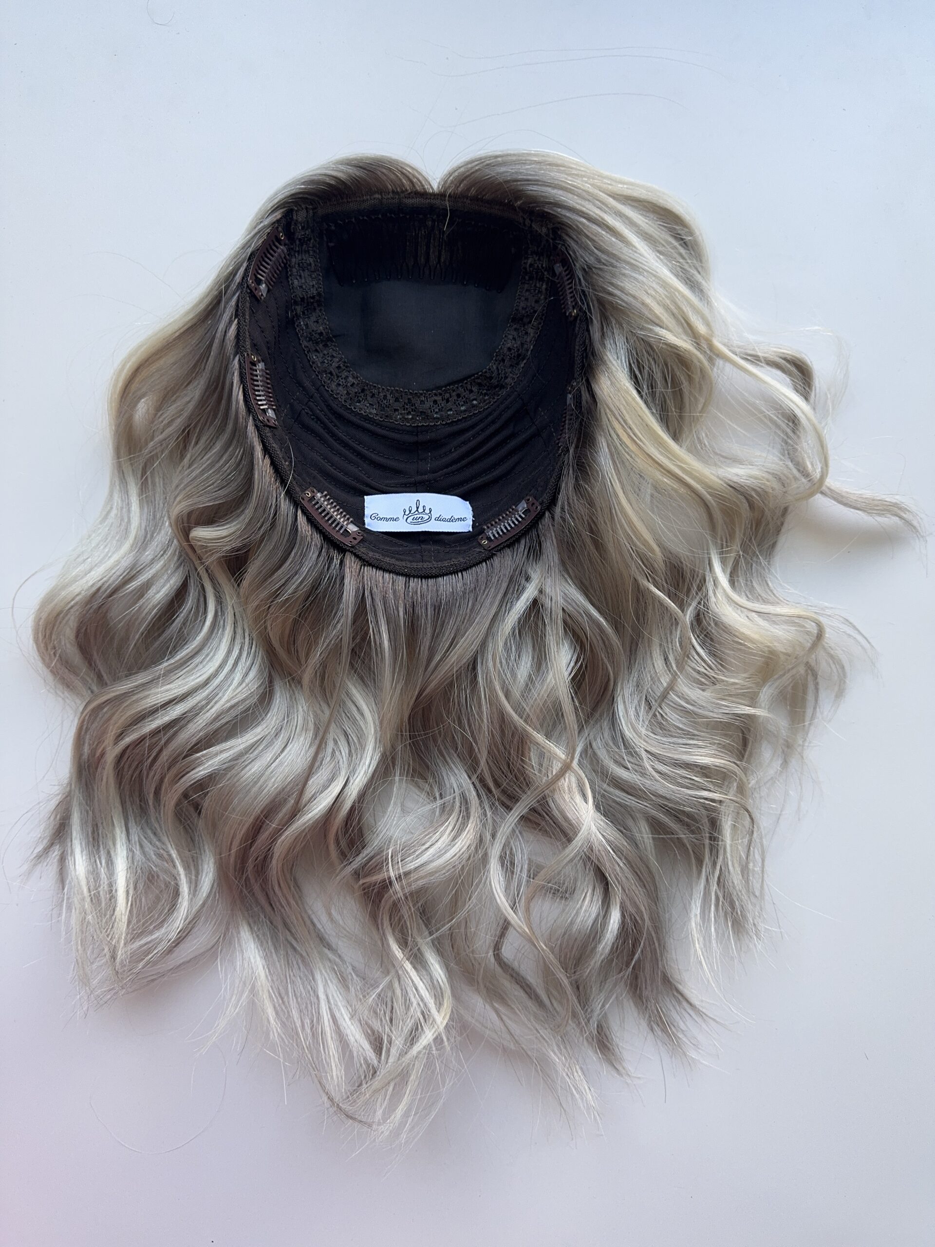 Volumateur capillaire en cheveux gris blanc pour densifier la chevelure en cas d'alopécie androgénétique ou perte de densité