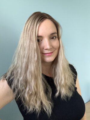 Le volumateur capillaire Diane est en cheveux naturels légèrement ondulé. C'est un blond doré illuminé de légères mèches blondes claires.