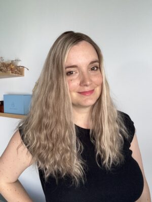 Le volumateur capillaire Diane est en cheveux naturels légèrement ondulé. C'est un blond doré illuminé de légères mèches blondes claires.