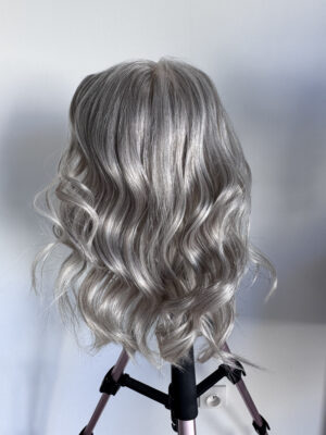 Volumateur capillaire en cheveux gris poivre et sel naturel pour alopécie androgénétique, chute de cheveux. Solution perte de cheveux, cheveux fins et clairsemés.