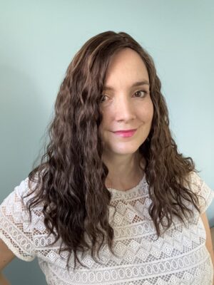Volumateur capillaire chatain foncé chocolat avec de légères mèches, en cheveux naturels brésiliens. Solution chute de cheveux, perte de cheveux, cheveux fins ou clairsemés.