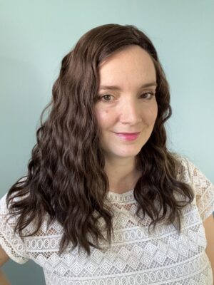 Volumateur capillaire chatain foncé chocolat avec de légères mèches, en cheveux naturels brésiliens. Solution chute de cheveux, perte de cheveux, cheveux fins ou clairsemés.