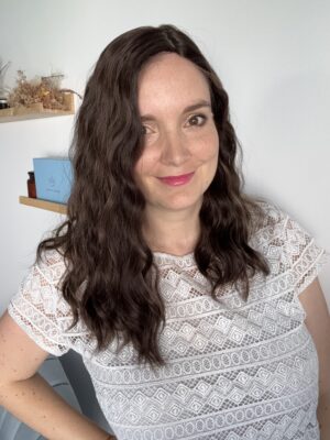 Volumateur capillaire chatain foncé chocolat avec de légères mèches, en cheveux naturels brésiliens. Solution chute de cheveux, perte de cheveux, cheveux fins ou clairsemés.
