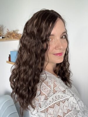 Volumateur capillaire chatain foncé chocolat avec de légères mèches, en cheveux naturels brésiliens. Solution chute de cheveux, perte de cheveux, cheveux fins ou clairsemés.