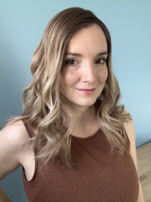 Emiliahair topper  for androgenetic alopecia, dark brown ombré with light blonde ends.