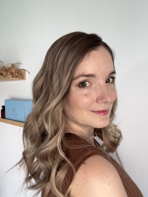 Emiliahair topper  for androgenetic alopecia, dark brown ombré with light blonde ends.