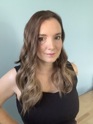 Volumateur capillaire Emilia pour alopécie androgénétique, ombré chatain foncé avec longueurs blondes claires.