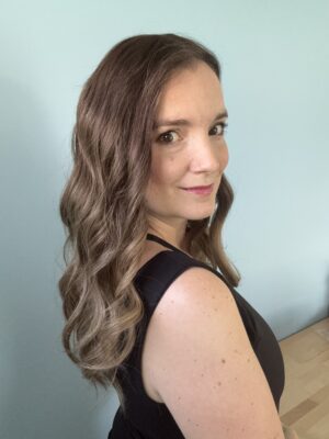Volumateur capillaire Emilia pour alopécie androgénétique, ombré chatain foncé avec longueurs blondes claires.