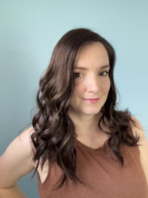 Volumateur capillaire Katie chatain foncé pour alopécie, cheveux fins et clairsemés. Solution perte de cheveux.