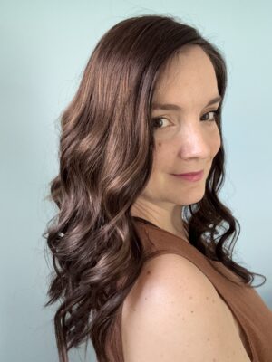 Volumateur capillaire Katie chatain foncé pour alopécie, cheveux fins et clairsemés. Solution perte de cheveux.
