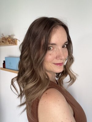 hair topper for androgenetic alopecia, dark brown ombré with light blonde lengths.