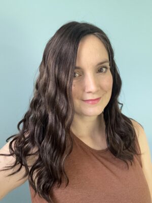 Volumateur capillaire Katie chatain foncé ondulé pour alopécie, cheveux fins et clairsemés. Solution perte de cheveux.