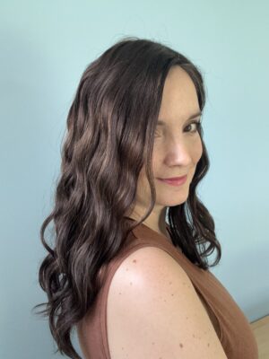 Volumateur capillaire Katie chatain foncé ondulé pour alopécie, cheveux fins et clairsemés. Solution perte de cheveux.