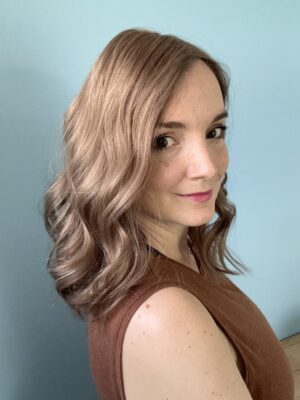 Volumateur capillaire en cheveux naturels blonds clair cendré pour chute de cheveux, cheveux fins et clairsemés et alopécie. Solution alopécie.