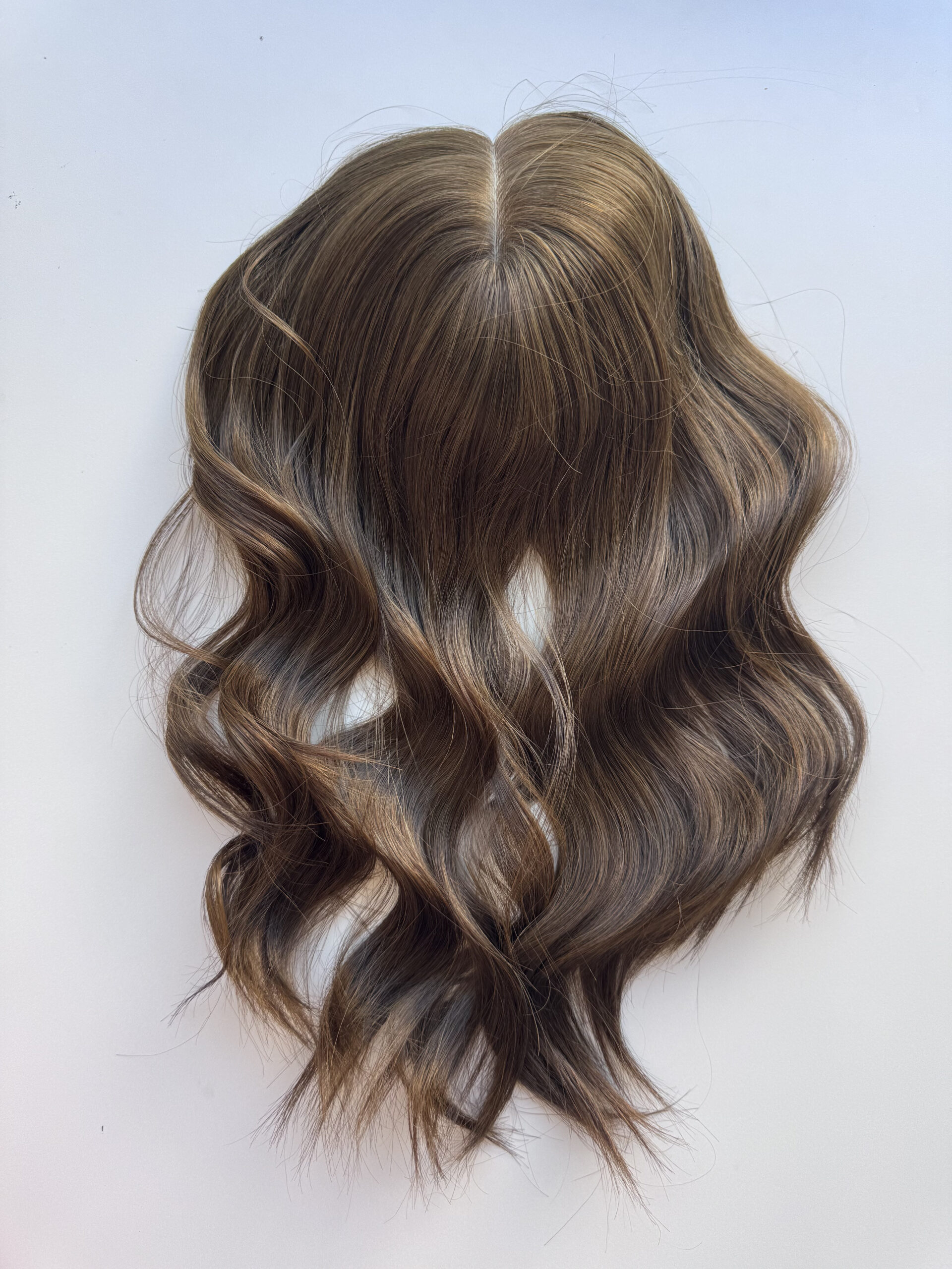Volumateur châtain clair pour alopécie androgénétique, chute de cheveux ou cheveux fins et clairsemés. Solution chute de cheveux.