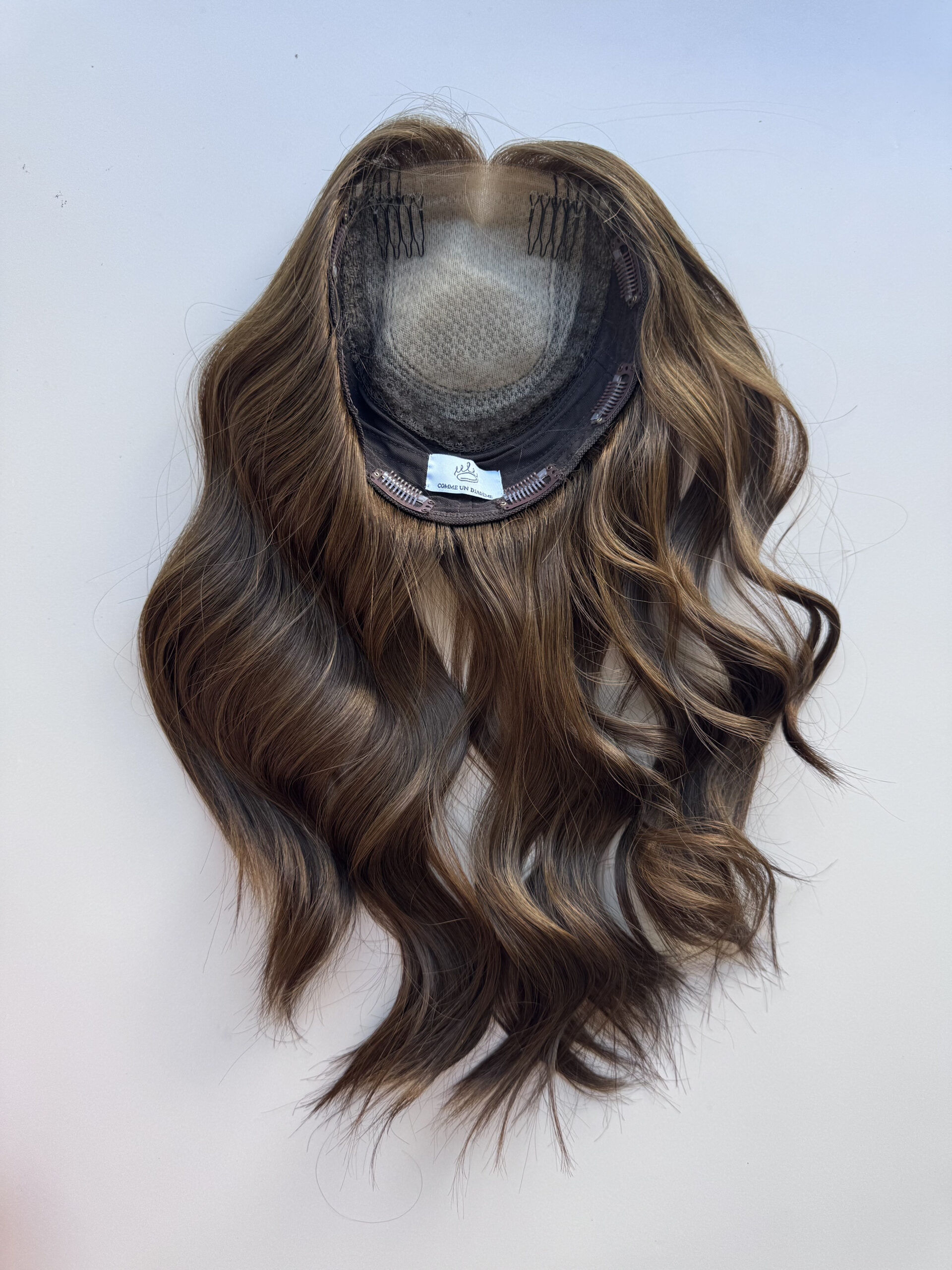 Volumateur châtain clair pour alopécie androgénétique, chute de cheveux ou cheveux fins et clairsemés. Solution chute de cheveux.