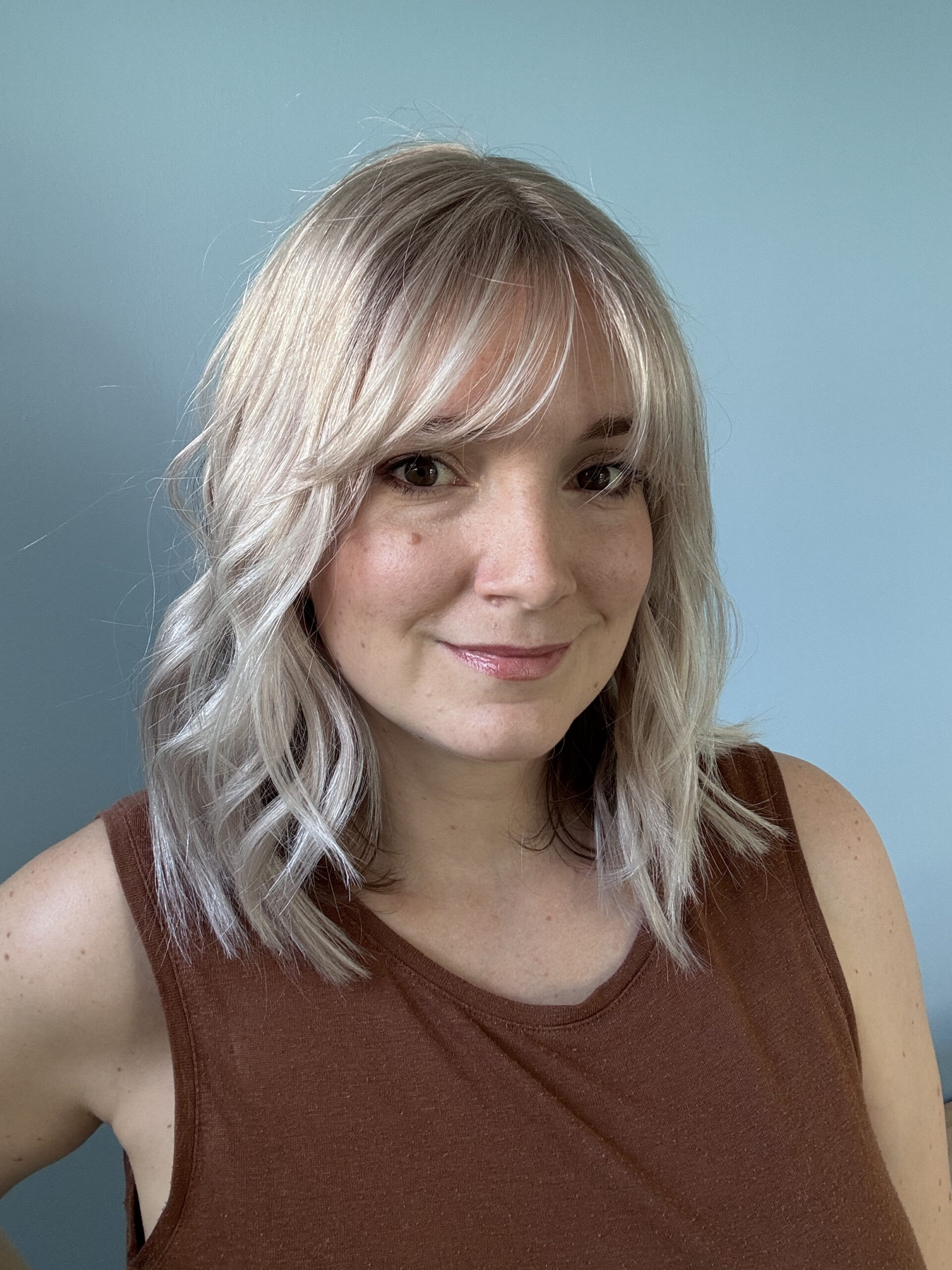 Volumateur capillaire en cheveux gris blanc pour densifier la chevelure en cas d'alopécie androgénétique ou perte de densité